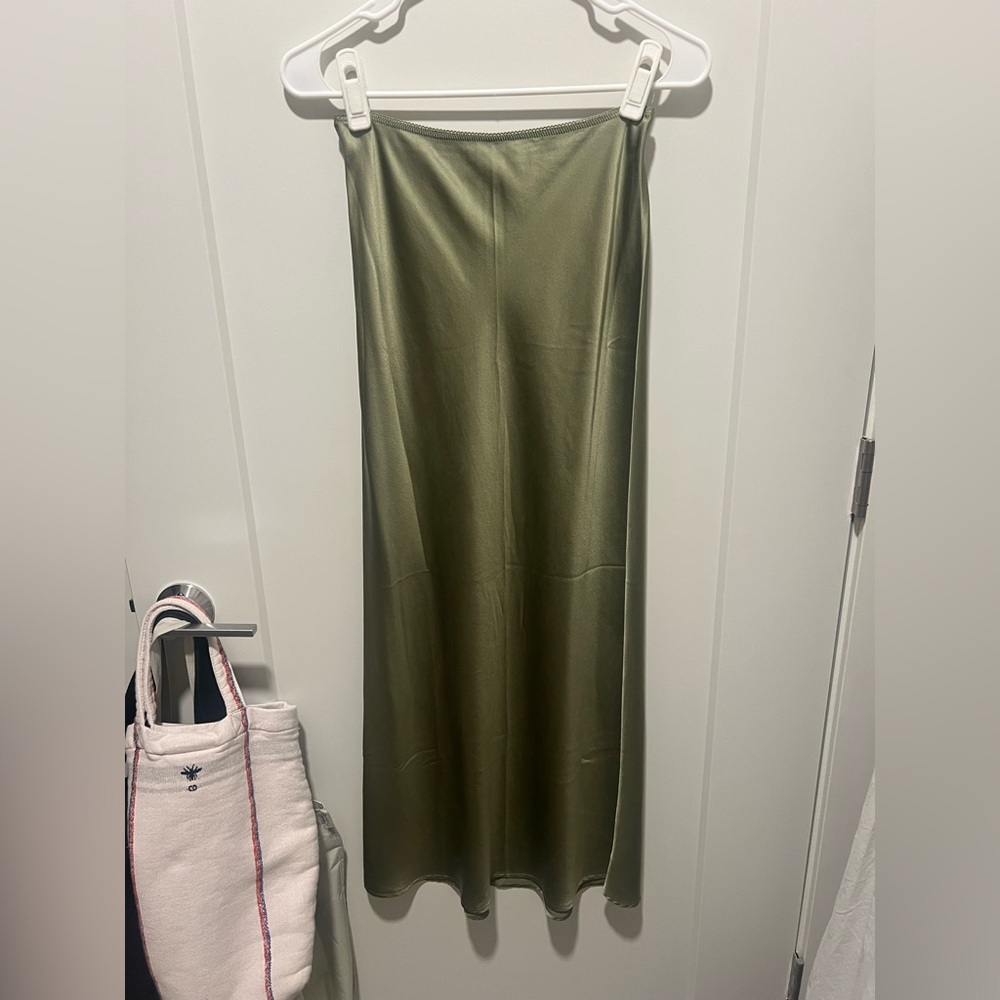 🛑SOLD🛑 NWOT Reformation Layla Silk Skirt in Artichoke - Picture 6 of 10